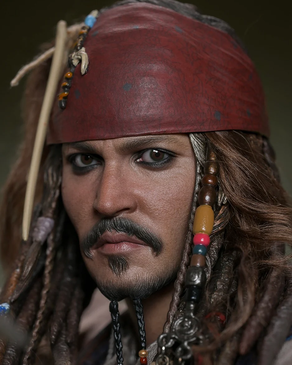 Hot Toys DX38 Pirates of the Caribbean: Dead Men Tell No Tales 1/6th scale Jack Sparrow Collectible Figure (Deluxe Version) - Image 3
