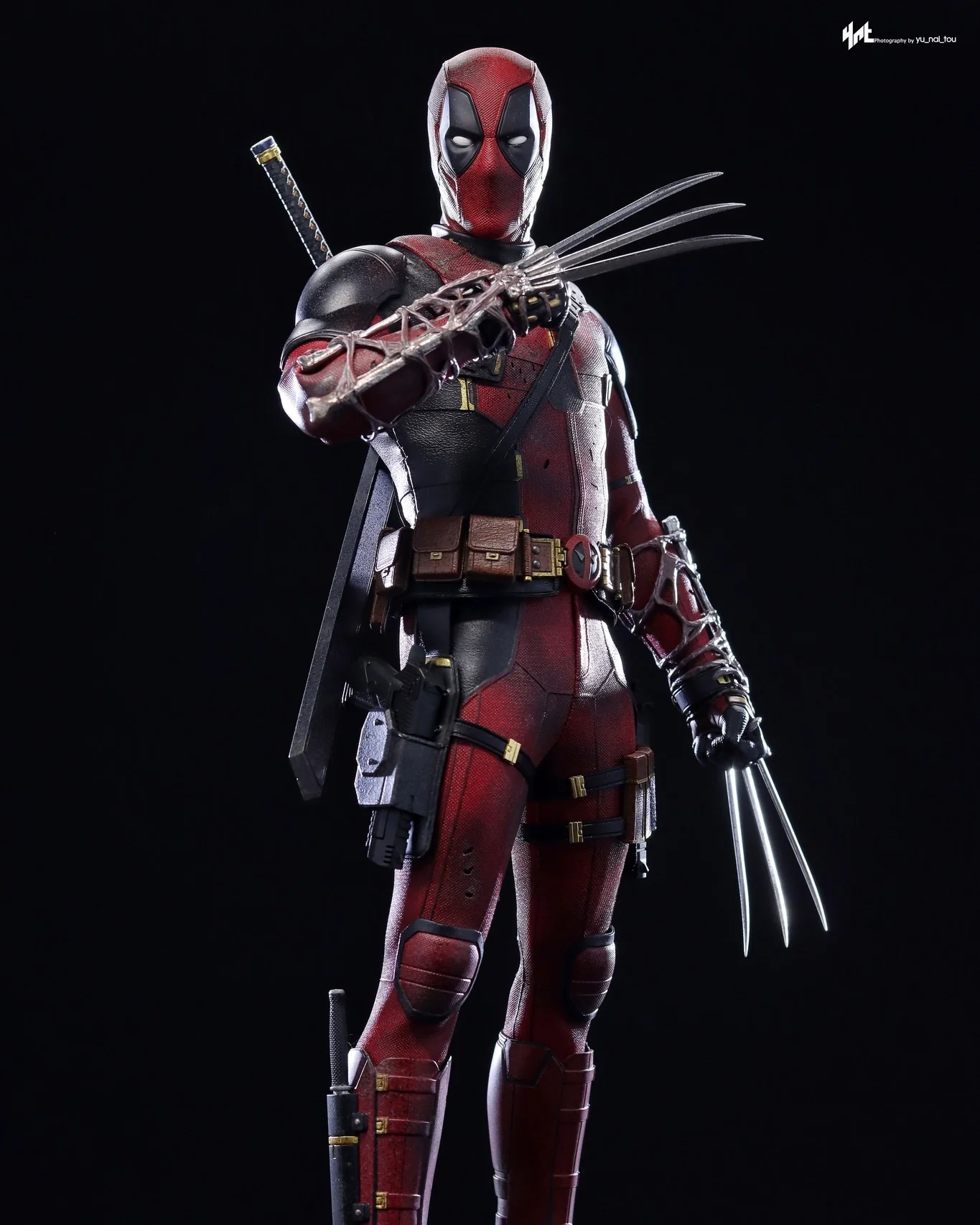 Hot Toys MMS782 Deadpool & Wolverine 1/6th scale Deadpool (Battling Version) Collectible Figure - Image 3