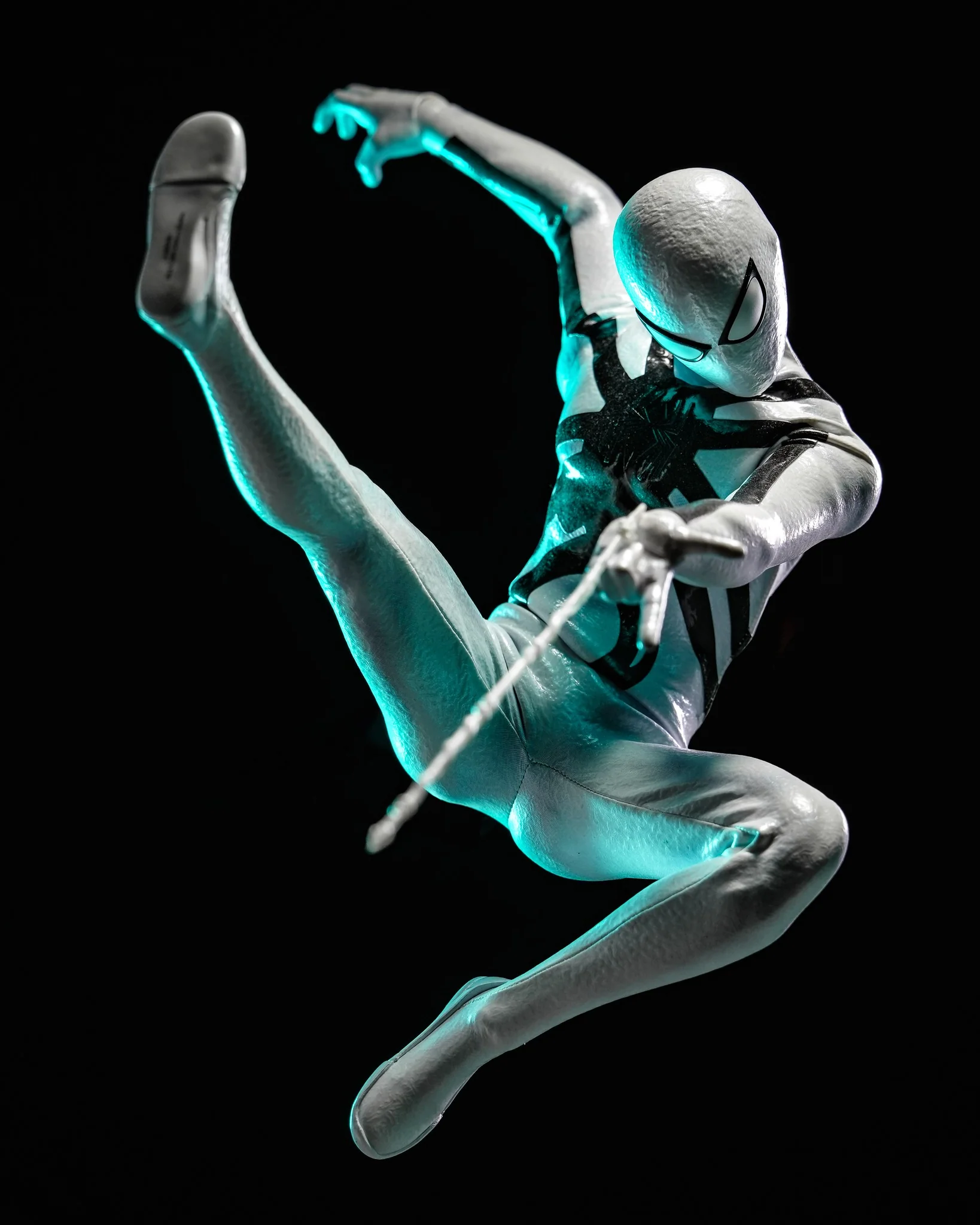 Hot Toys CMS027 Aliens Vs. Avengers 1/6th scale Miles Morales (Aliens Vs. Avengers Suit) Collectible Figure [Hot Toys Exclusive] - Image 10