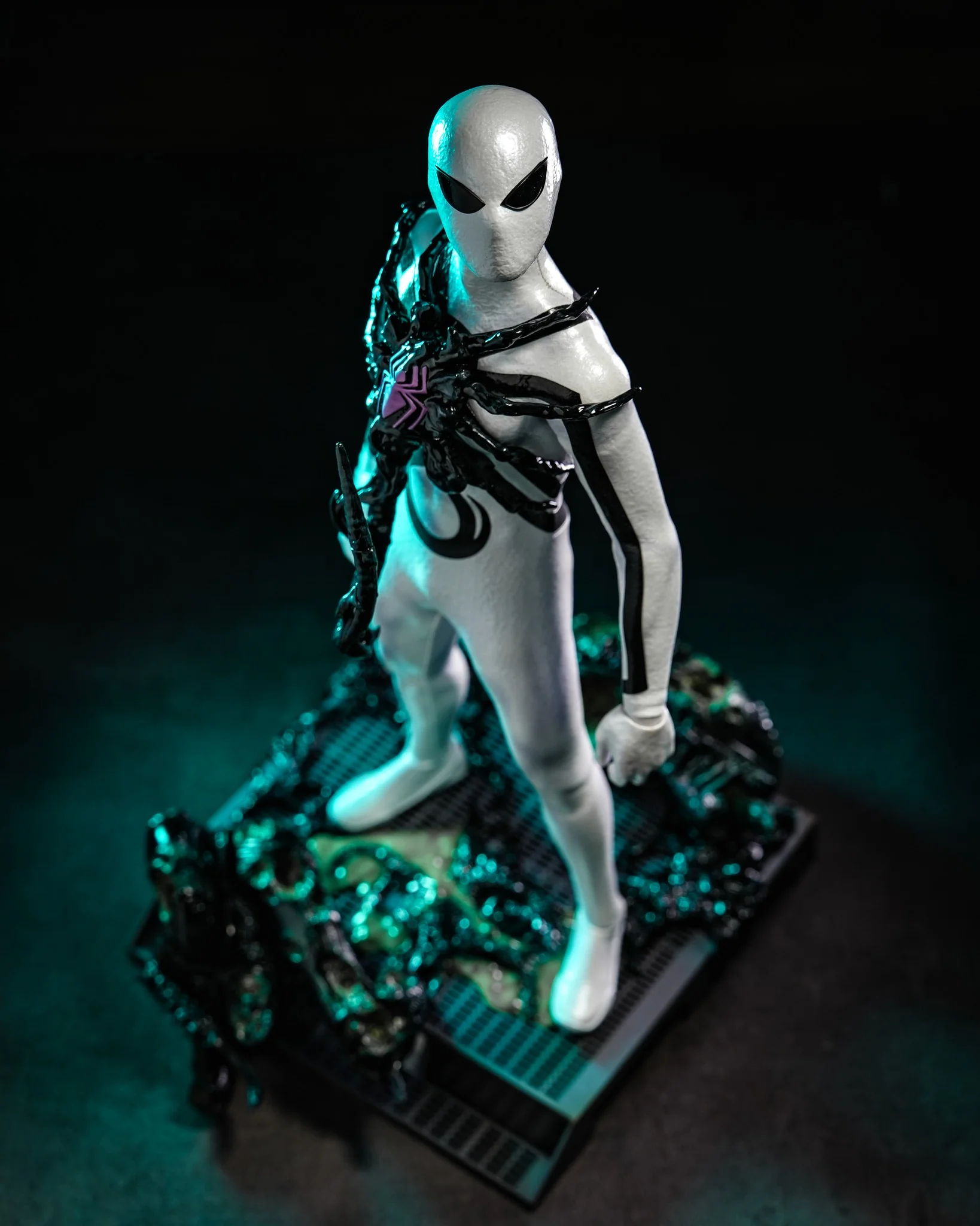 Hot Toys CMS027 Aliens Vs. Avengers 1/6th scale Miles Morales (Aliens Vs. Avengers Suit) Collectible Figure [Hot Toys Exclusive] - Image 3