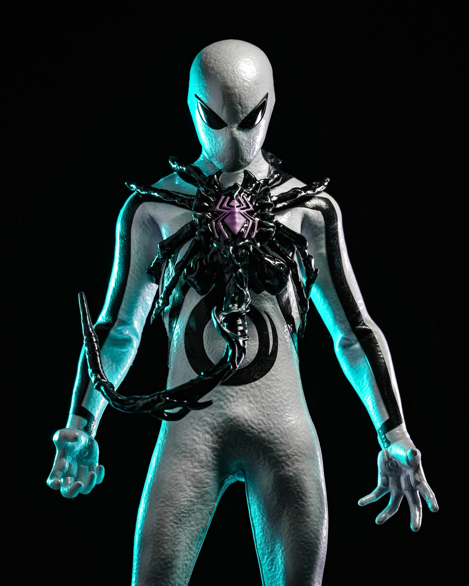 Hot Toys CMS027 Aliens Vs. Avengers 1/6th scale Miles Morales (Aliens Vs. Avengers Suit) Collectible Figure [Hot Toys Exclusive] - Image 4