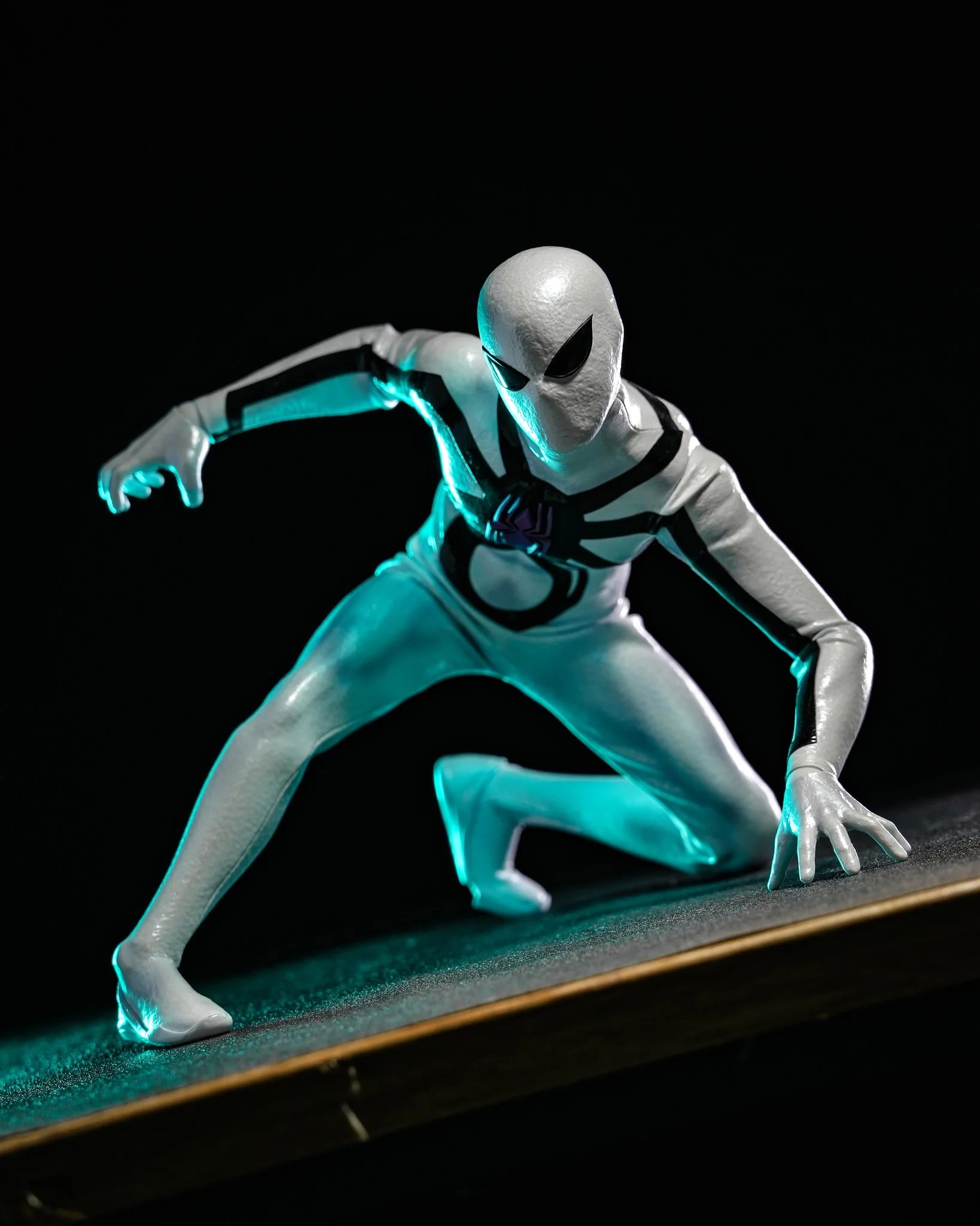 Hot Toys CMS027 Aliens Vs. Avengers 1/6th scale Miles Morales (Aliens Vs. Avengers Suit) Collectible Figure [Hot Toys Exclusive] - Image 5