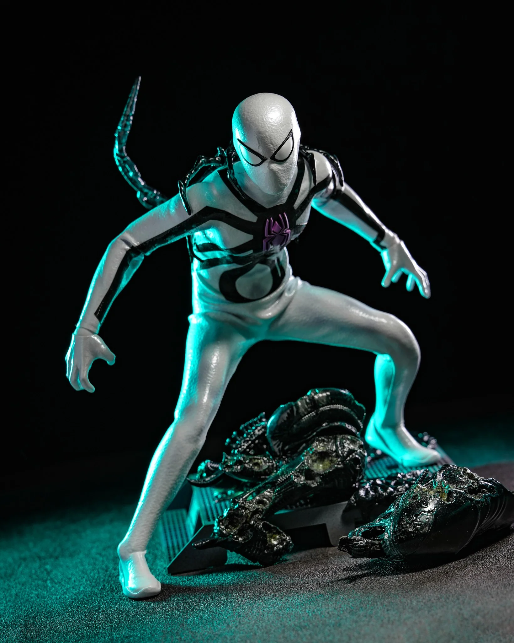 Hot Toys CMS027 Aliens Vs. Avengers 1/6th scale Miles Morales (Aliens Vs. Avengers Suit) Collectible Figure [Hot Toys Exclusive] - Image 6