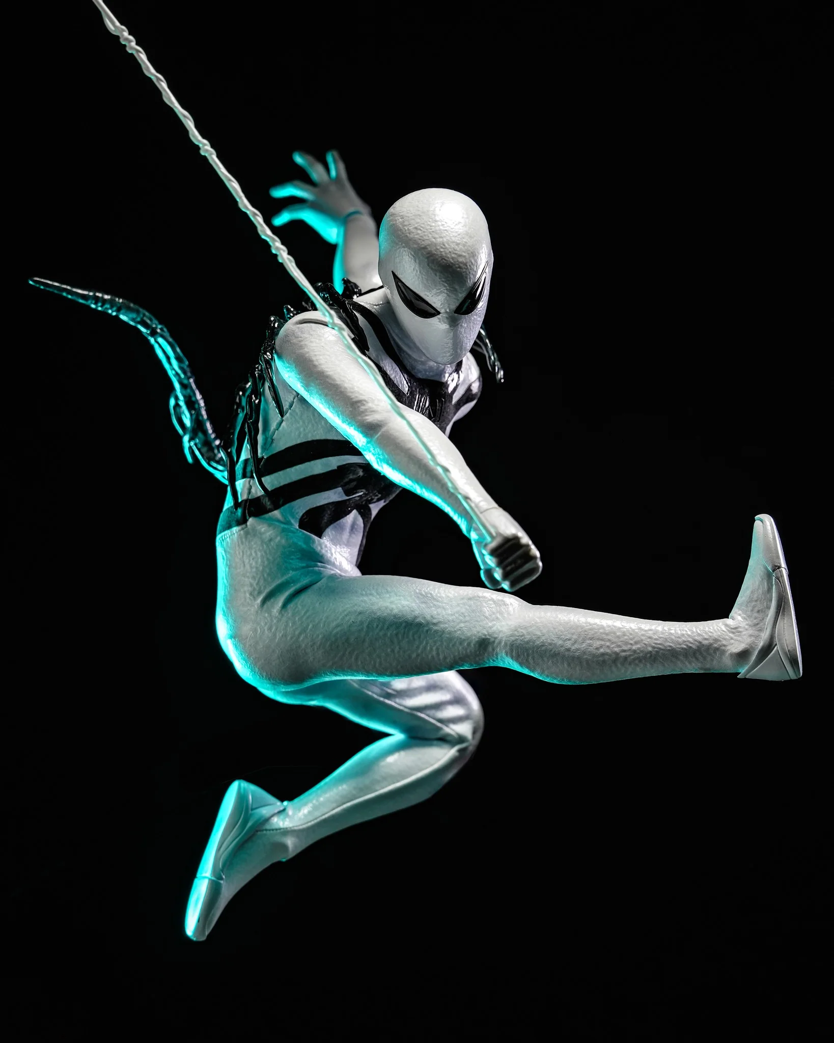 Hot Toys CMS027 Aliens Vs. Avengers 1/6th scale Miles Morales (Aliens Vs. Avengers Suit) Collectible Figure [Hot Toys Exclusive] - Image 7