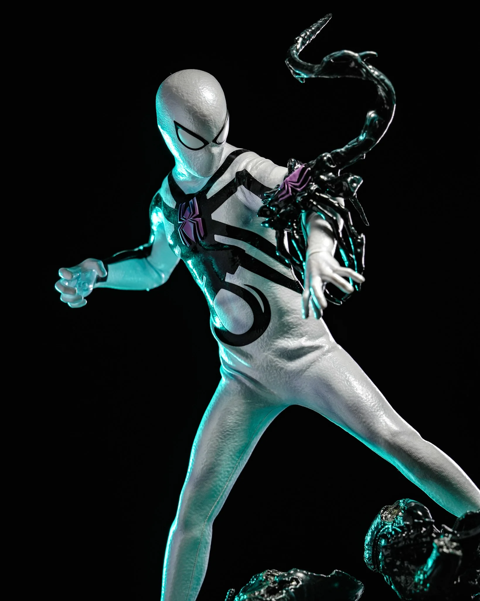 Hot Toys CMS027 Aliens Vs. Avengers 1/6th scale Miles Morales (Aliens Vs. Avengers Suit) Collectible Figure [Hot Toys Exclusive] - Image 8