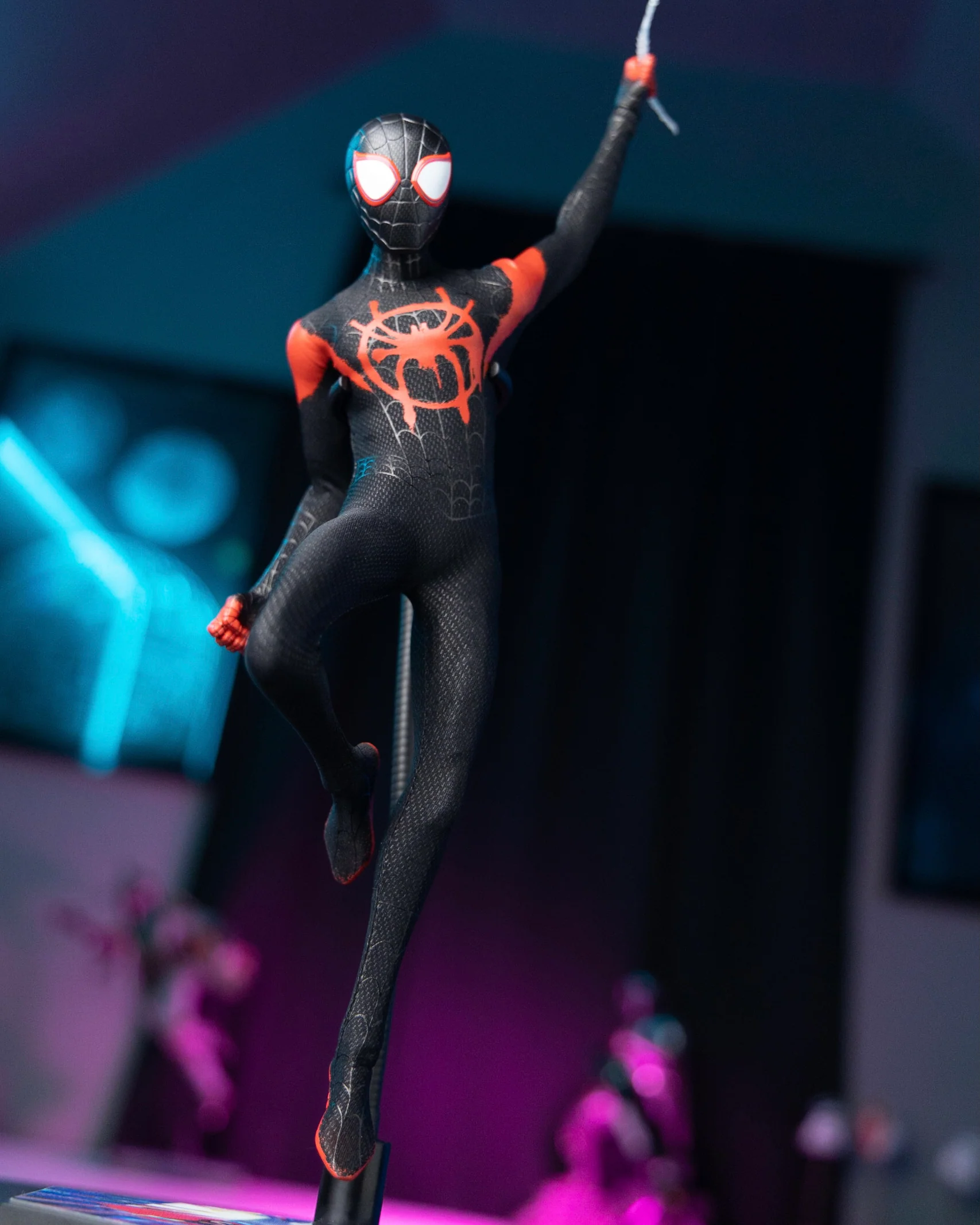 Hot Toys MMS567 Spiderman Into the Spiderverse Miles Morales - Image 4