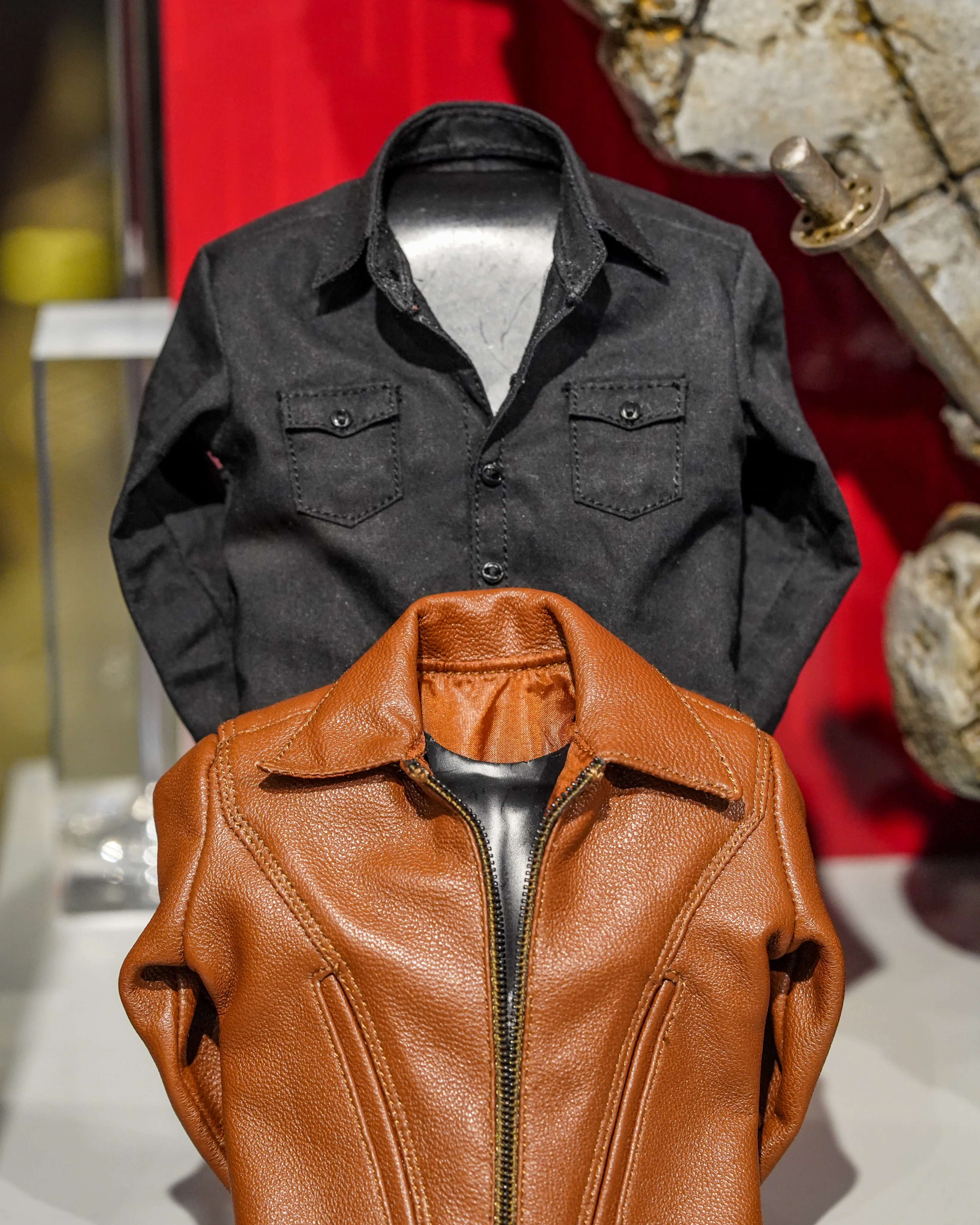 Hot Toys MMS660B X-Men: Days of Future Past 1/6th scale Wolverine (1973 Version) Collectible Figure (Deluxe Version Special Edition) - Image 12