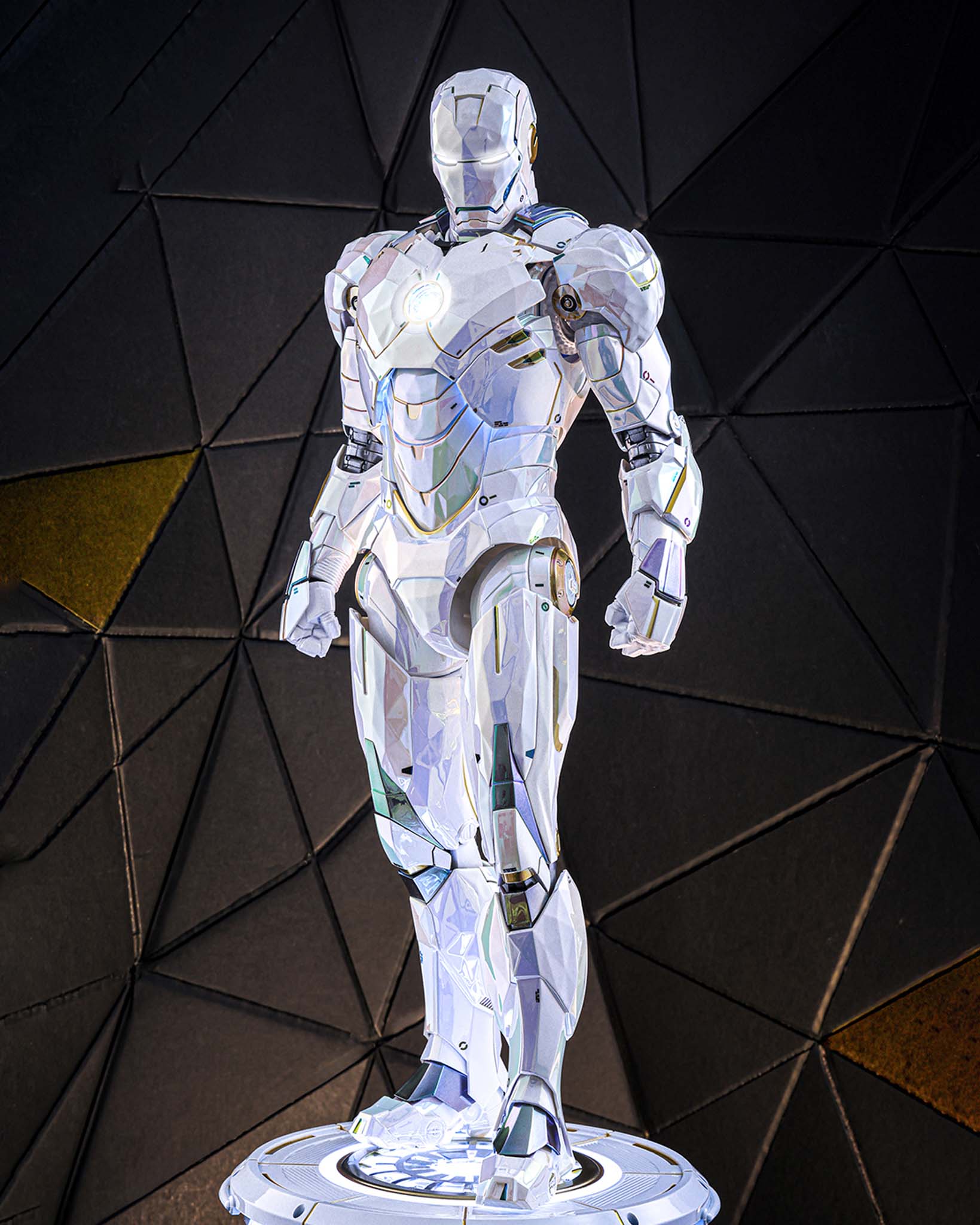 Hot Toys MMS830D76 Iron Man 2 1/6th scale Iron Man Mark IV (Sub-Zero Fractal Armor) Collectible Figure [Hot Toys Exclusive] - Image 4