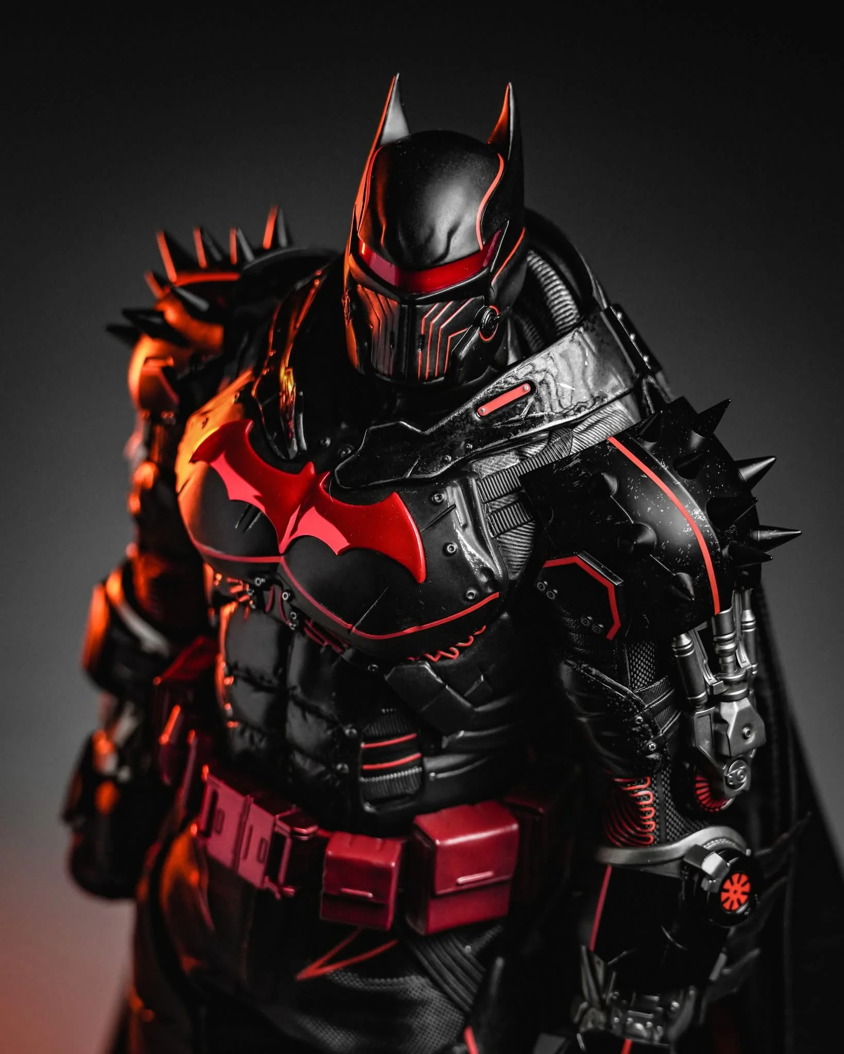 Hot Toys VGM73 Batman: Arkham Origins 1/6th scale Batman (XE Suit Hellbat Version) Collectible Figure [Hot Toys Exclusive] - Image 4
