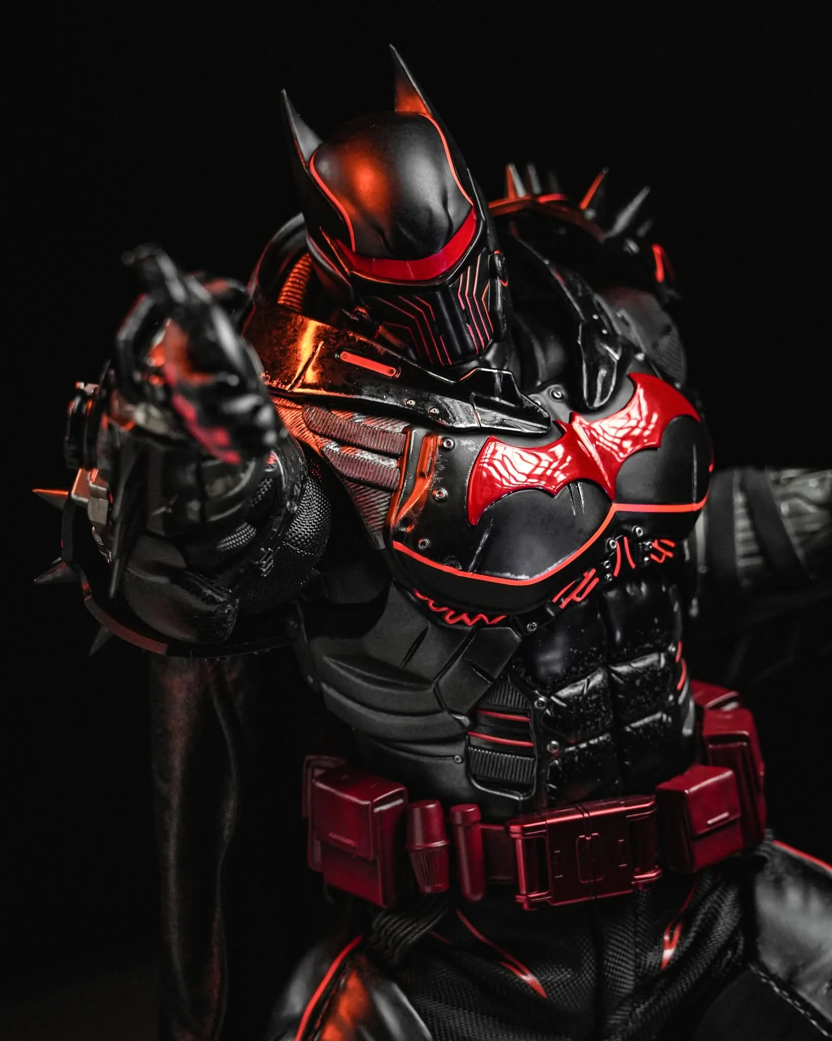 Hot Toys VGM73 Batman: Arkham Origins 1/6th scale Batman (XE Suit Hellbat Version) Collectible Figure [Hot Toys Exclusive] - Image 8